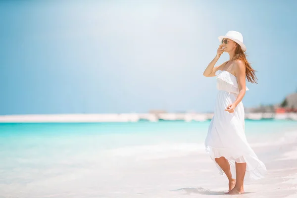 Jovem mulher bonita se divertindo na costa tropical. Fundo menina feliz o céu azul e água azul-turquesa no mar — Fotografia de Stock