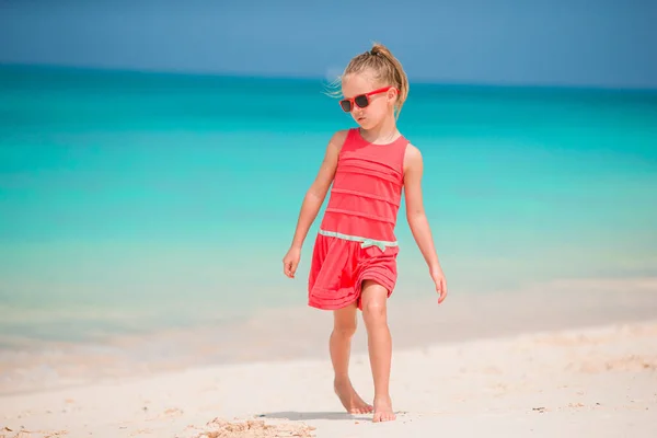 Adorable little girl have fun at tropical beach during vacation — Stock Photo, Image