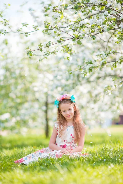 Adorable niña en el jardín de manzanas en flor en hermoso día de primavera — Foto de Stock