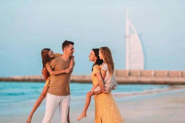 Família feliz na praia durante as férias de verão — Fotografia de Stock