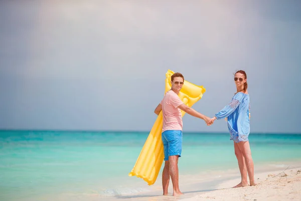 Junge zweiköpfige Familie am weißen Strand hat viel Spaß — Stockfoto