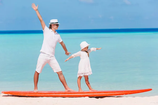 Familia de papá y niño en la tabla de surf durante las vacaciones de verano — Foto de Stock