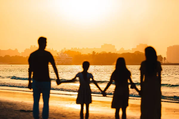 Joven familia de vacaciones tienen un montón de diversión — Foto de Stock