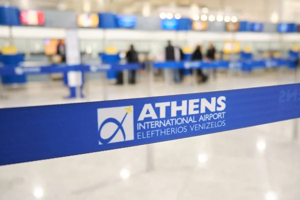 Atina Uluslararası Havaalanı Eleftherios Venizelos, Yunanistan - 4 Kasım 2019: Geri çekilebilir kemer, taşınabilir kurdele bariyeri, eskrim bandı.