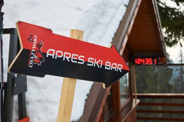 Brüksel, Romanya - 20 Şubat 2019: Apres Kayak Barı tabelası, ok şeklinde, Postavaru kulübesi yakınlarındaki kış kayak merkezinde. (Cabana Postavaru).
