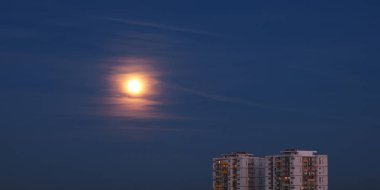 Romanya 'nın Bükreş kentinde turuncu ay ve yeni apartman binası. Boşluğu kopyala.