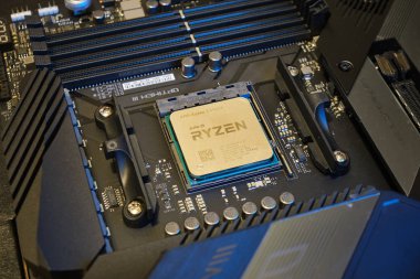 Lyon, Fransa - 5 Aralık 2019: 3. General Amd 'ın Ryzen 9 3900x masaüstü işlemcisi bir ana kartta - kapat, detay.