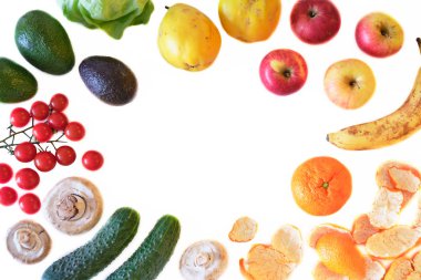 Meyve ve sebzelerin bembeyaz arka planda izole edilmiş, ortasında kopya alanı olan düz bir tabaka. Sağlıklı bitki temelli diyet kavramı.