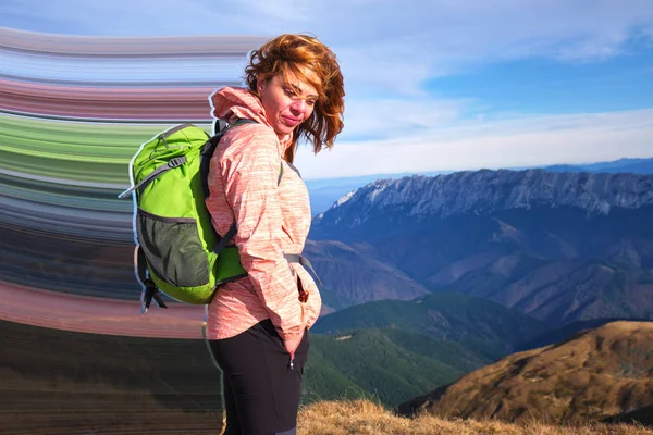 Горная девушка с эффектом растяжения пикселей в горах Иезер-Папуза, Румыния, с волосами на ветру и большим зеленым рюкзаком. Пешие прогулки . — стоковое фото