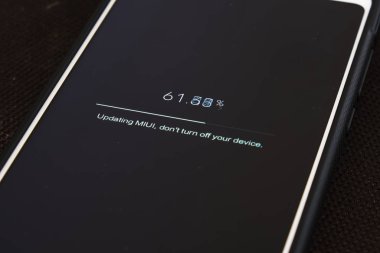 Bükreş, Romanya - 13 Aralık 2019: Xiaomi Redmi 5 Plus telefonunda güncelleme mesajı (Miui Güncelleniyor, cihazınızı kapatmayın) Android sürümünü güncellerken.