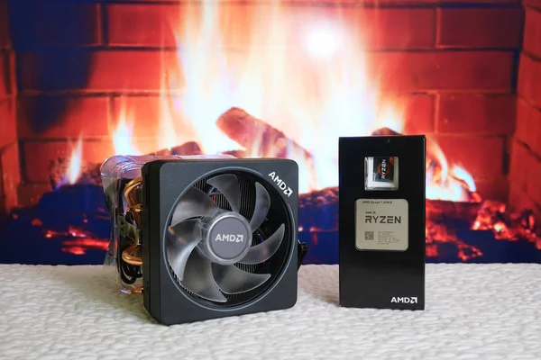 Bükreş, Romanya - 13 Aralık 2019: Amd Ryzen 7 3700x işlemci birimi büyük Wraith Prizma soğutucusunun yanında. Arka planda şömine.