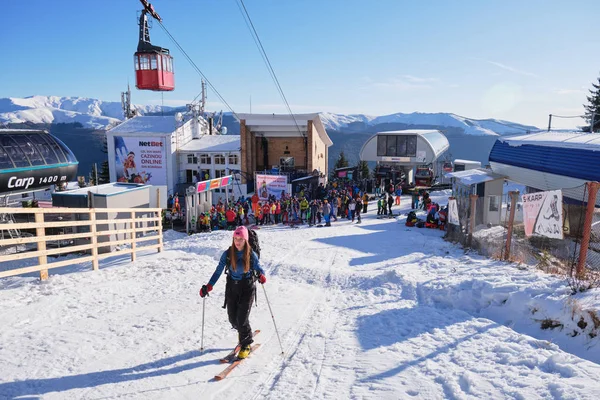 Sinaia, Romanya - 15 Aralık 2019: Cota 1400, Romanya 'nın Sinaia kayak sahasındaki kalabalık kaldırma hatlarında kayak yapan kız, kış mevsiminin başında sabahın erken saatlerinde.