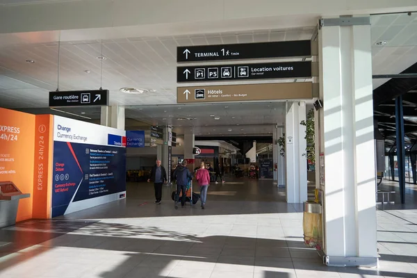Dentro de um dos terminais do Aeroporto de Lyon Saint Exupery com sinais de direção . — Fotografia de Stock