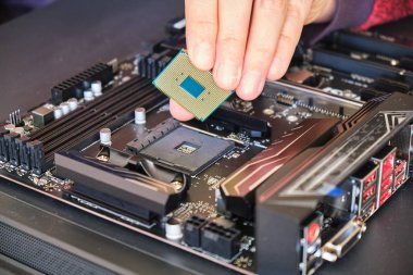Siyah bir anakart üzerine bir bilgisayar çipi (Cpu) yerleştirmek. Özel Pc yapısı.