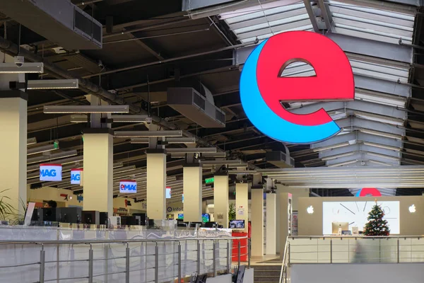 Gros logo eMAG accroché haut dans leur salle d'exposition principale à Bucarest, Roumanie . — Photo