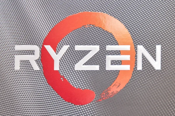 Amd Ryzen的标志非常接近。 Ryzen是一家由先进微处理器公司（Amd.）设计和销售的x86-64微处理器品牌。). — 图库照片
