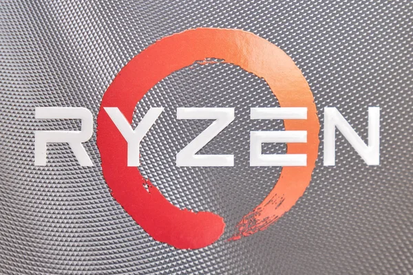 Amd ryzen Logo aus nächster Nähe. ryzen ist eine Marke von x86-64 Mikroprozessoren, entwickelt und vermarktet von Advanced Micro Devices, Inc. (amd)). — Stockfoto