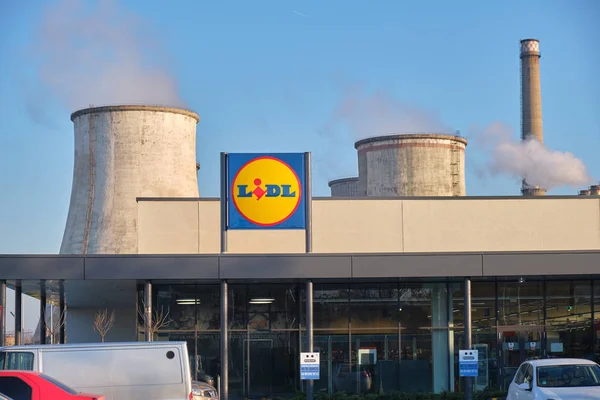 靠近一家燃煤发电厂冷却塔的Lidl超级市场（布加勒斯特南部切特）). — 图库照片