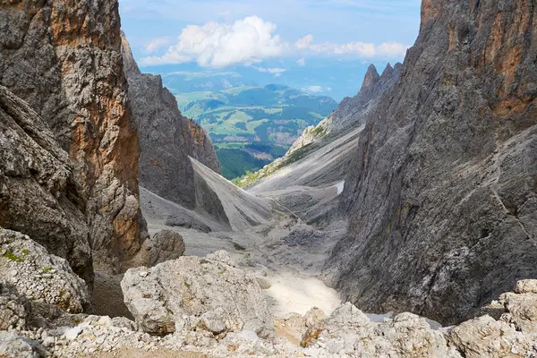Sassolungo - Saslonch (Langkofelrunde) χάσμα στα βουνά Δολομίτες, Ιταλία, με στρώματα του scree, όπως φαίνεται από μια κυκλική περιήγηση πεζοπορίας, το καλοκαίρι. — Φωτογραφία Αρχείου
