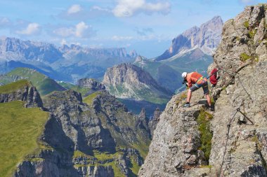Delle Trincee klettersteig 'in tepesinde, Dolomites dağlarında manzaralı, panoramik manzaralı, güneşli bir yaz gününde fotoğraf çeken bir adam..