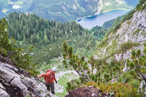 Donnerkogel dağlarındaki Intersport adı verilen ferrata rotasına tırmanırken Gosau Gölü 'ne (Gosauseen) bakan Ferrata turisti vasıtasıyla.. — Stok fotoğraf