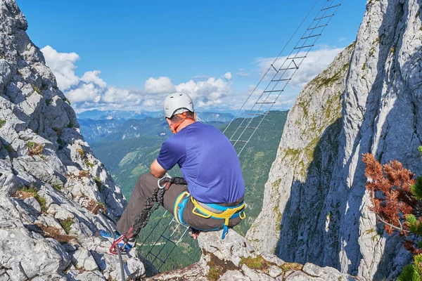 Ο άνθρωπος κοιτάζει προς τη σκάλα via ferrata στο Intersport Klettersteig, κοντά στο Gosau, Αυστρία. — Φωτογραφία Αρχείου