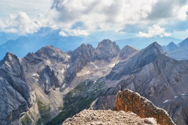 Dolomitler, yaz macera turu sırasında Marmolada buzulundaki Ferrata Eterna 'dan görüldüğü gibi dağ zirveleri ve tepeler..