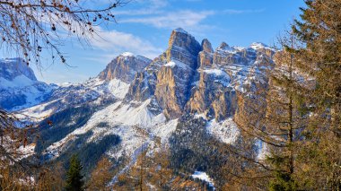 Puez-Geisler Doğa Parkı 'ndaki Sassongher zirvesi - Dolomites, Güney Tyrol, İtalya' daki Sellaronda kayak turundan kış manzarası.