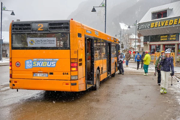 Skibus stop at Funivie Belvedere Seilbahnen, Canazei, Val di Fassa, Italy on a snowy day. — стоковое фото
