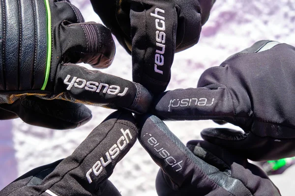 Siyah Reusch eldivenleri bir yıldız formasyonunda beş işaret parmağını işaret ediyor. İtalya 'nın Dolimites şehrinde kış boyunca kayak pistinde.. — Stok fotoğraf