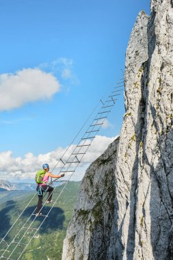 Kadın ferrata Intersport Klettersteig aracılığıyla Donnerkogel dağlarında, Avusturya.