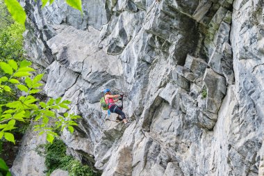 Kadın, Mayrhofen, Zillertal Valley, Avusturya yakınlarındaki Zimmereben (derecelendirilmiş D / E - zor) adlı ferrata rotasında etkileyici kaya oluşumlarına tırmanıyor..