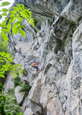 Avusturya 'da Mayrhofen, Zillertal Vadisi yakınlarındaki Zimmereben adlı demir yolu üzerinden etkileyici kaya oluşumlarına tırmanan bir kadın sadece uzmanlar için tavsiye edilen bir rota..