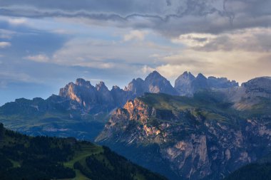 İtalya 'daki Dolomites dağlarında fırtına üstüne fırtına. Dağ zirvelerine vuran son ışık ışınları..