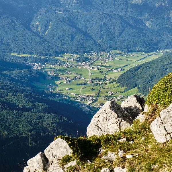 緑豊かな森に囲まれたオーストリアのゴサウ村と渓谷 ドンネルコゲル山脈のフェラータルートからの眺め — ストック写真