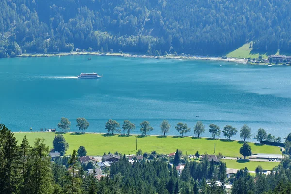 オーストリアのアヘン湖 Achensee のクルーズ船 晴れた夏の日に 高台からの眺め — ストック写真