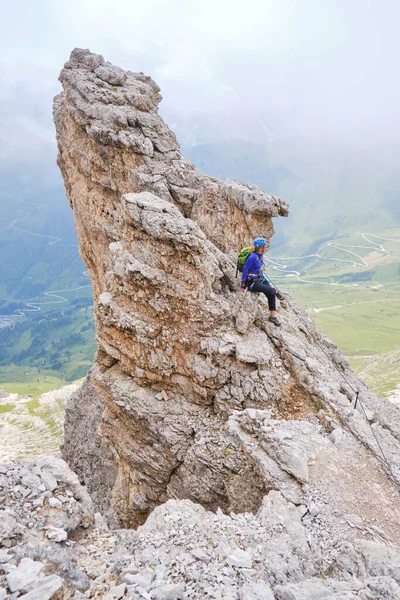 Woman Stands Pointy Rock Formation Ferrata Cesare Piazzetta Dolomites Mountains — Φωτογραφία Αρχείου