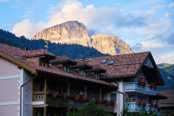 Hagyományos Olasz Ház Campitello Fassa Dolomitok Hegycsúcsok Megvilágított Narancssárga Naplemente — Stock Fotó