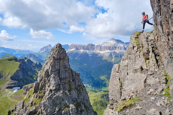 Ferrata Delle Trincee Siperlerin Yolu Üzerinden Geçen Kadın Arka Planda — Stok fotoğraf