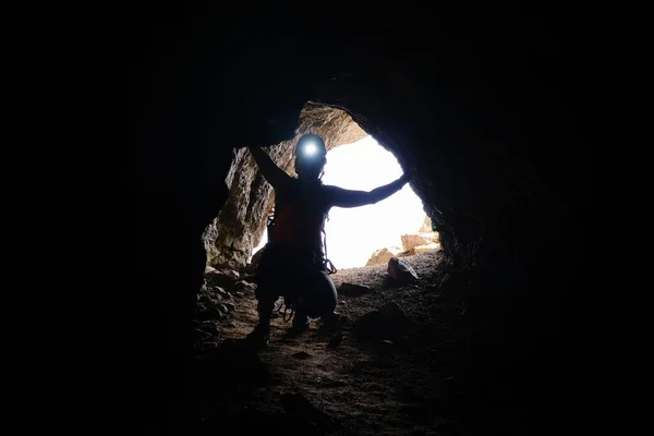 I. Dünya Savaşı 'ndan kalma tarihi tünel ve başı meşaleli bir kadın turist, Delle Trincee galelerinde (siperlerin yolu), İtalya' nın Dolomite dağlarında.