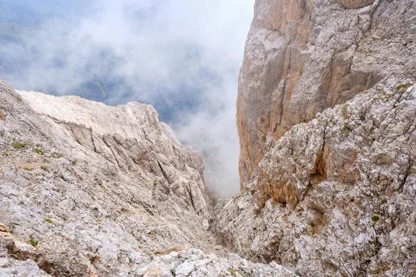 Низкие Облака Туман Кулуаре Горы Ferrata Eterna Brigata Cadore Маршрут — стоковое фото