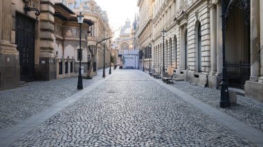 Bükreş, Romanya - 19 Mart 2020: Coronavirus (COVID-19) salgınının yayılmasını hafifletmek amacıyla barlar ve restoranlar kapandıktan sonra boş eski kent merkezi.