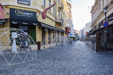 Bükreş, Romanya - 19 Mart 2020: Coronavirus salgınının (COVID-19) yayılmasını hafifletmek amacıyla barlar ve restoranlar kapandıktan sonra eski kent merkezindeki boş yaya alanları.