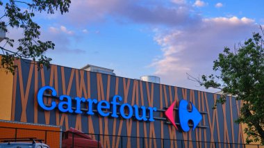 Romanya 'nın Bükreş kentindeki ParkLake AVM binasının dış tarafındaki Carrefour pazar logosu - 29 Nisan 2020. İllüstrasyon Editörü.
