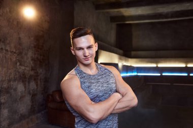 Tuğla duvar arkasında atlet antrenörü