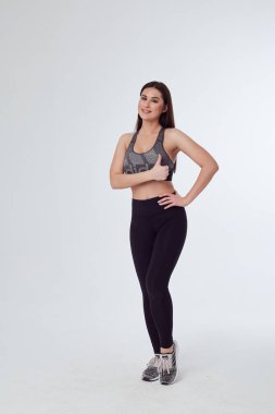 Çekici kız sporcu güçlü egzersizler yapıyor.