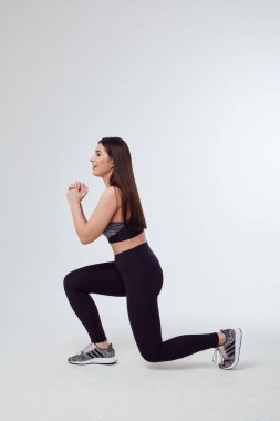 Çekici kız sporcu güçlü egzersizler yapıyor.