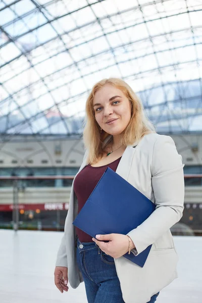 Blondýny Dívka Bundě Stojí Složkou Obchodním Centru Tělo Pozitivní — Stock fotografie