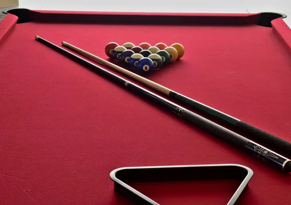 Renkli Numaralandırılmış Bilardo Topları Siyah Top Rafı Kırmızı Keçeli Bilardo — Stok fotoğraf