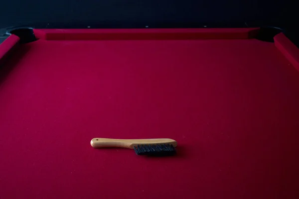 Ξύλινη Βούρτσα Καθαρισμού Μπιλιάρδου Τραπέζι Μπιλιάρδου Κόκκινη Τσόχα — Φωτογραφία Αρχείου